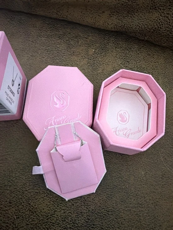 Swarovski Ariana Grande Necklace - Picture 4 of 5